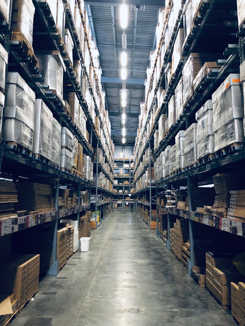 Allée d'entrepôt logistique