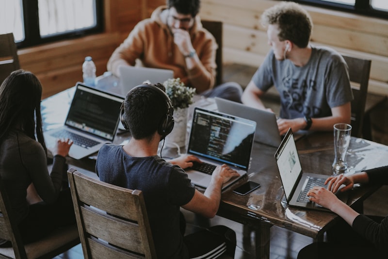 Équipe I.T au travail dans un bureau