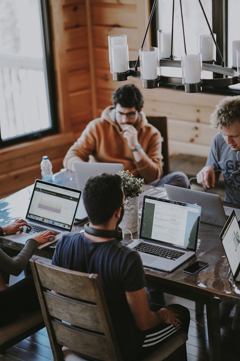 Équipe au travail sur ordinateurs