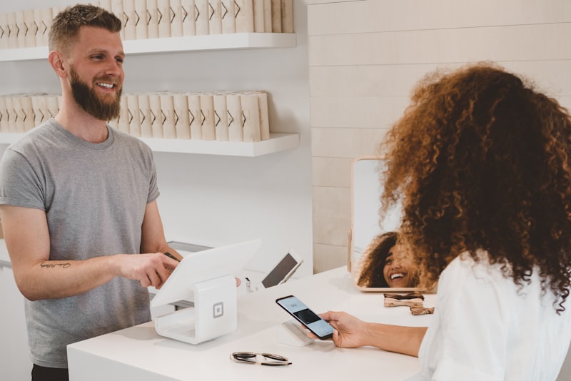 Vendeur et cliente en magasin